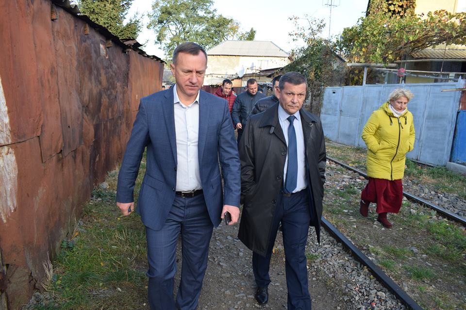 Міський голова Богдан Андріїв побував у мікрорайоні Радванка, де зійшли з колії два вантажні вагони