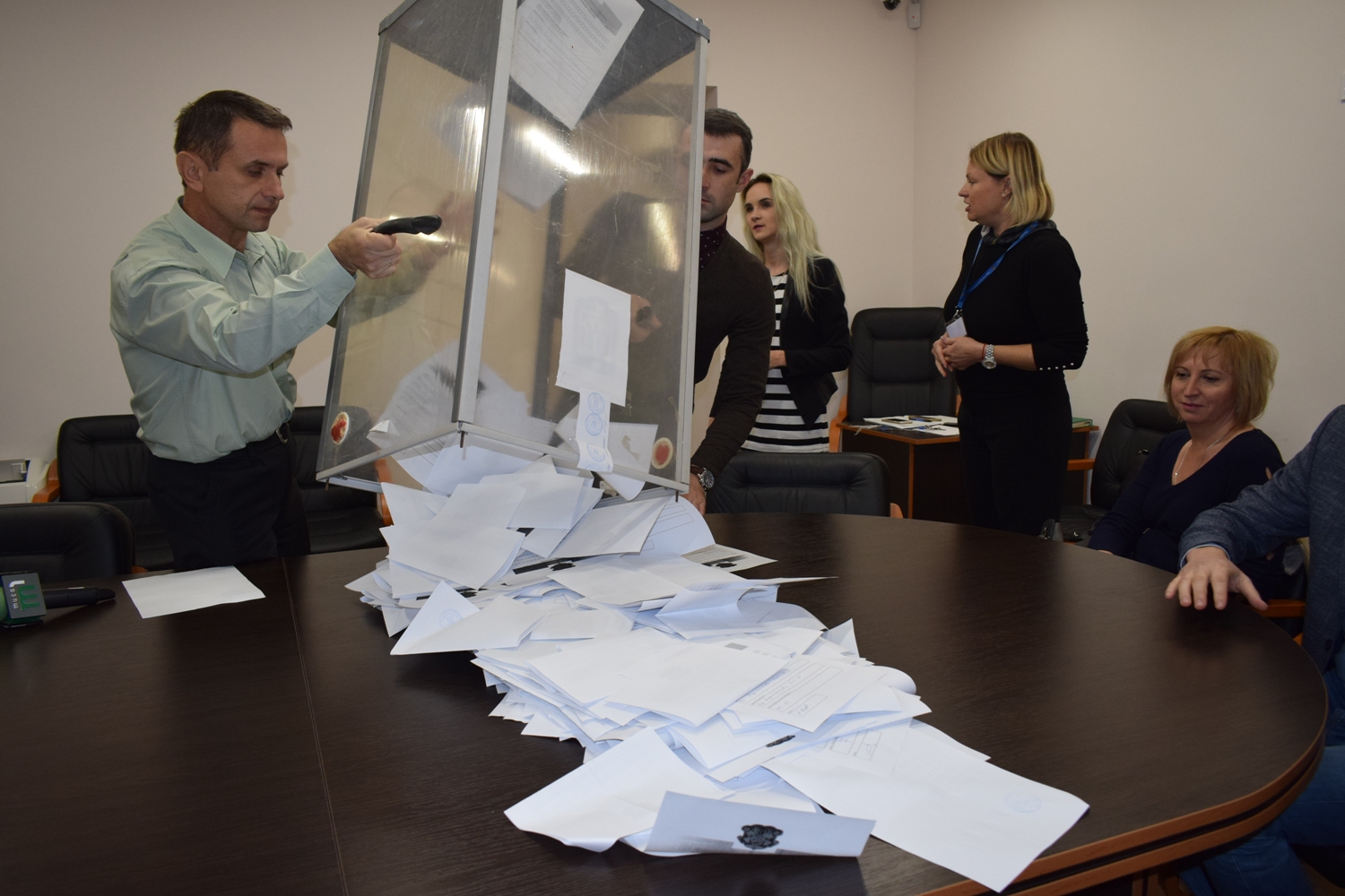 Комісія у присутності ужгородців відкрила скриньку для паперових бюлетенів голосування за проекти громадської ініціативи