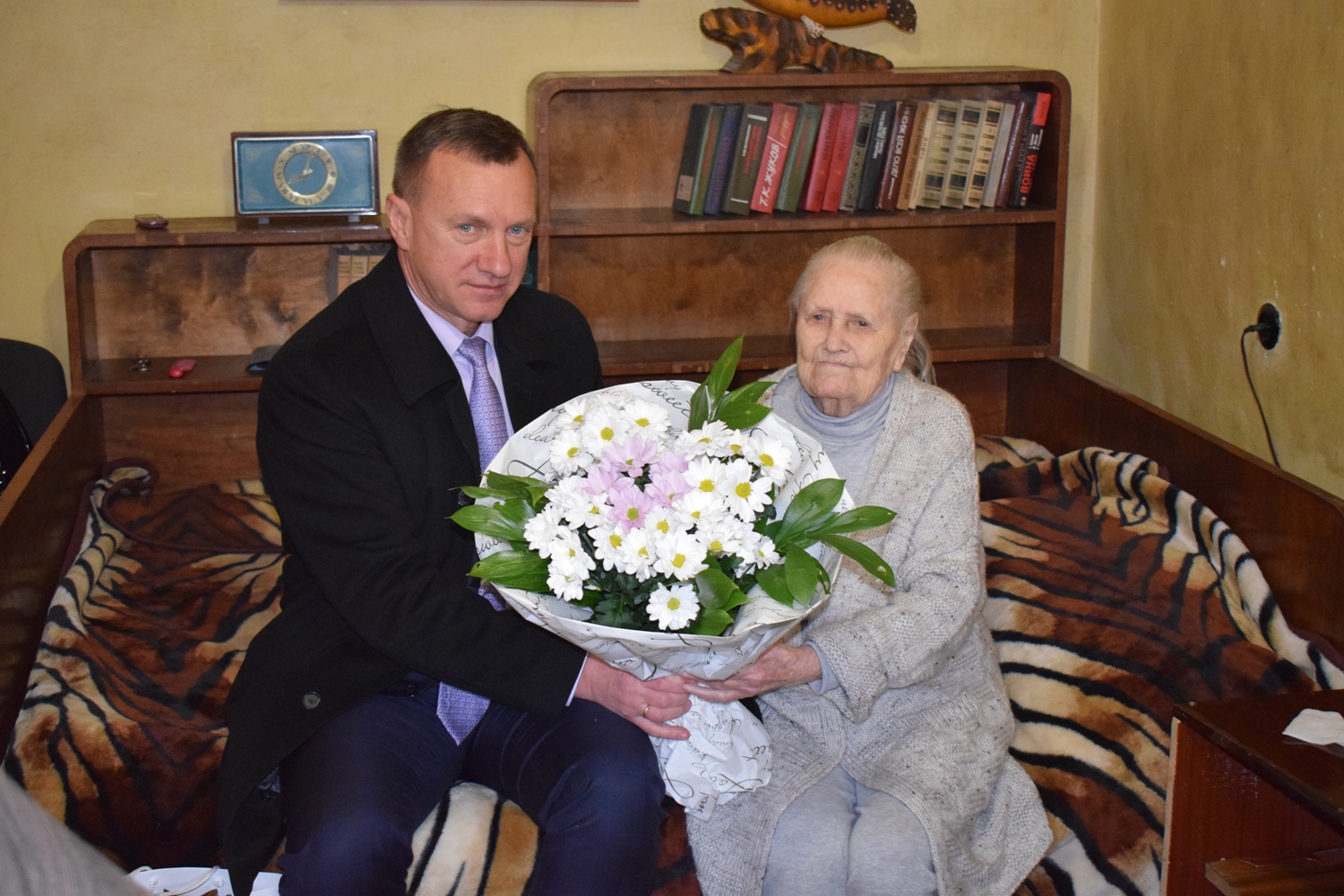 Міський голова Богдан Андріїв привітав 100-літню ужгородку з ювілеєм