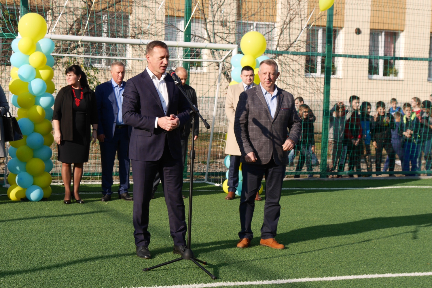 В ужгородській школі відкрили новий спортивний майданчик