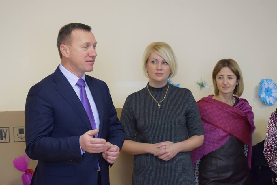 Міський голова Богдан Андріїв передав новий мультимедійний комплекс учням Ужгородської ЗОШ І-ІІІ ст. №6