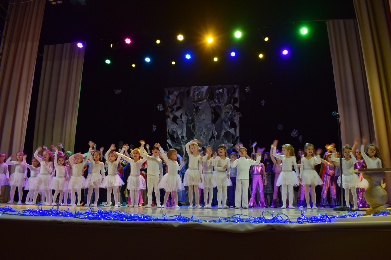 Ужгородським дітям, які потребують особливої соціальної уваги, до свят подарували театралізовану  казку та солодкі подарунки
