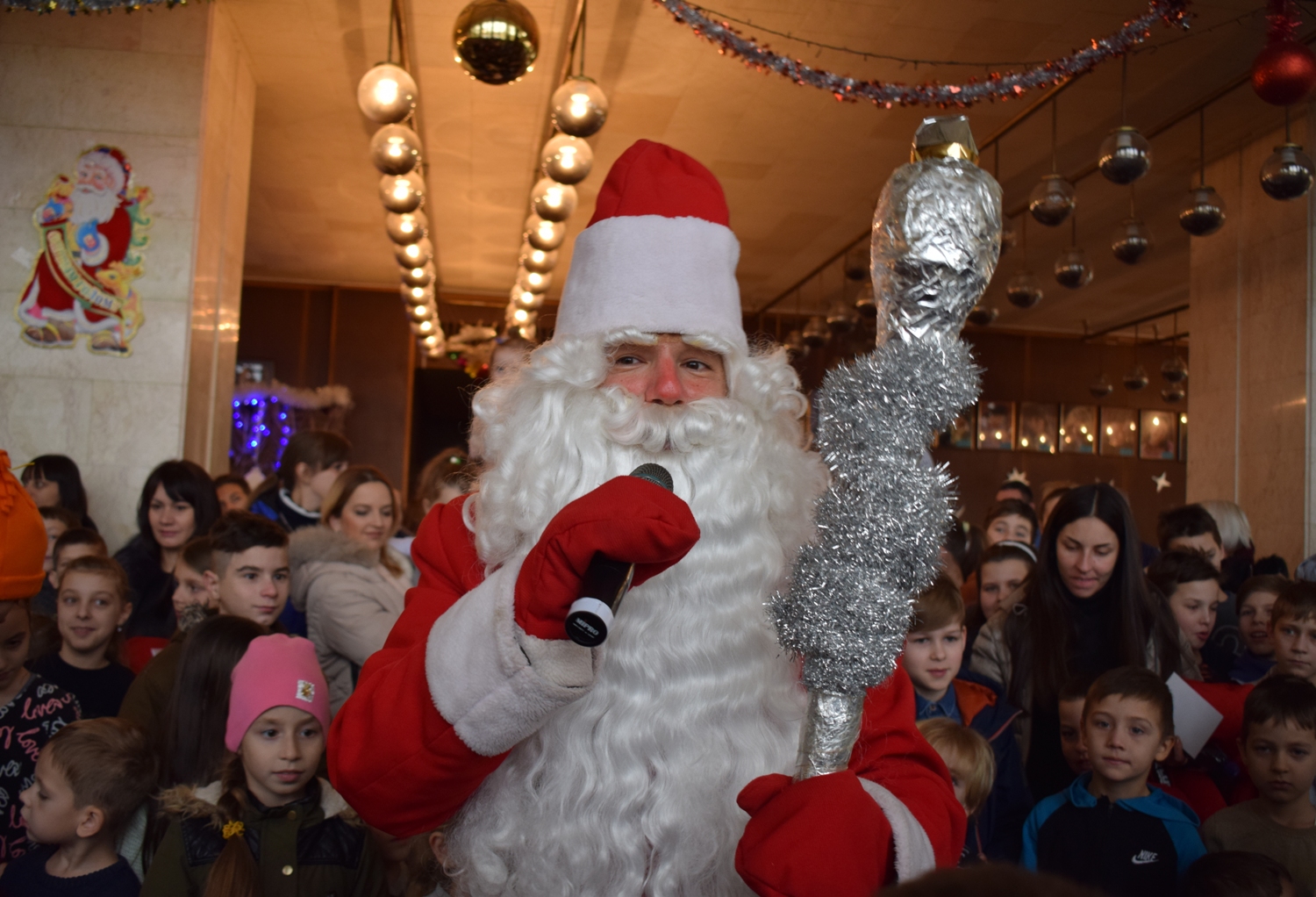 Для дітей Ужгорода організували новорічну виставу в облмуздрамтеатрі