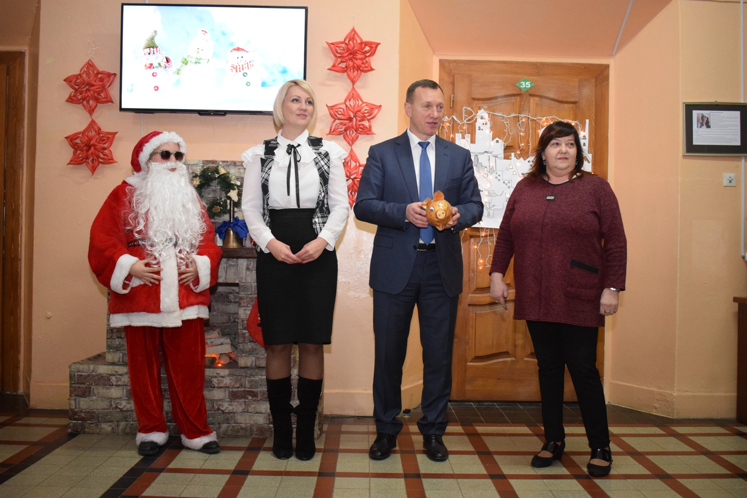 В Ужгородській спеціалізованій школі І-ІІІ ступенів № 3 вручали подарунки від «Таємного Санти»