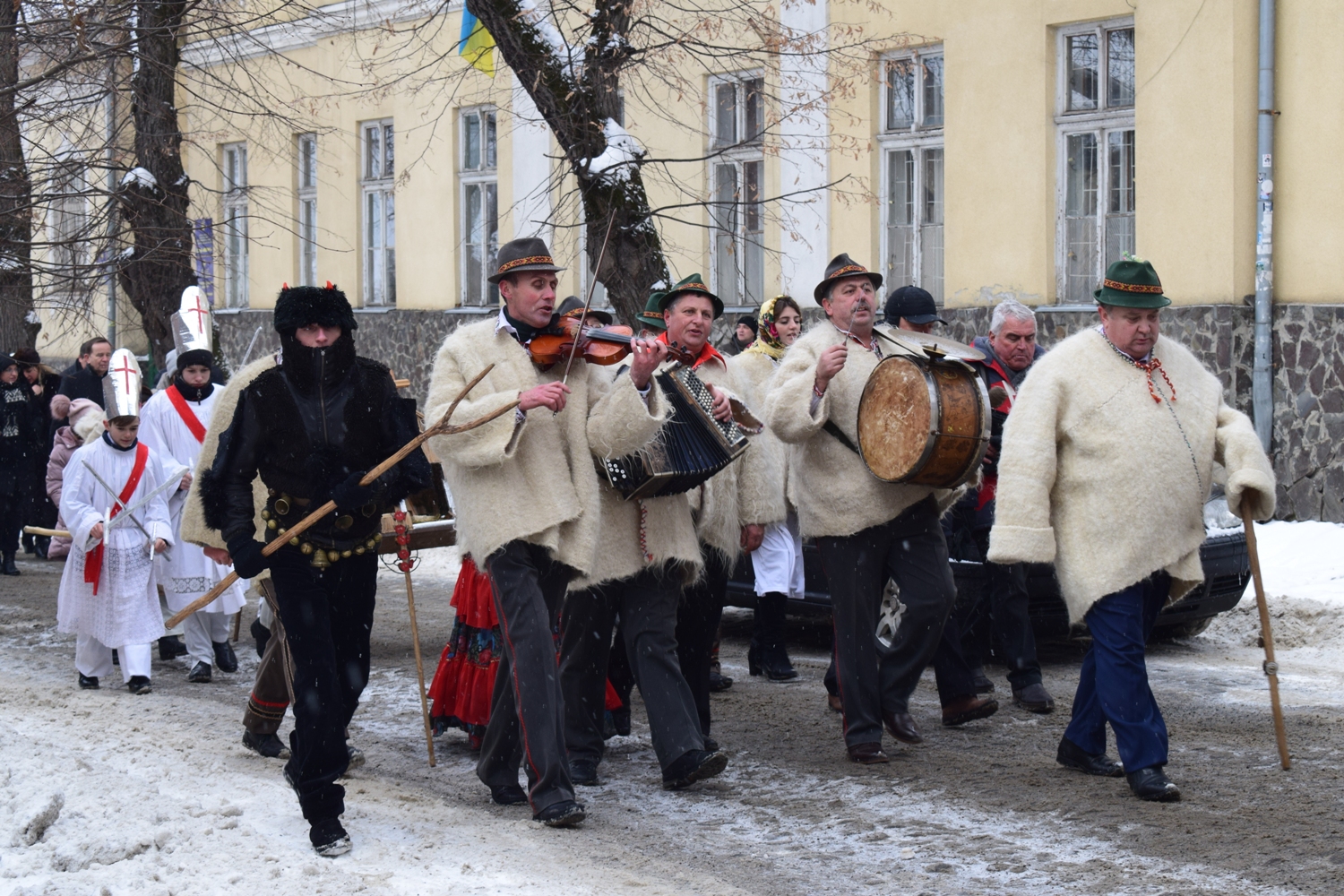 Хода містом і «Коляди в старому селі»: в Ужгороді відбувся різдвяний фестиваль