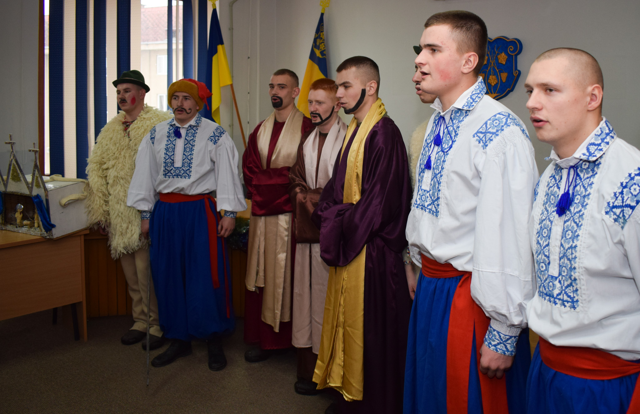 В Ужгородській міській раді колядували строковики Національної гвардії України