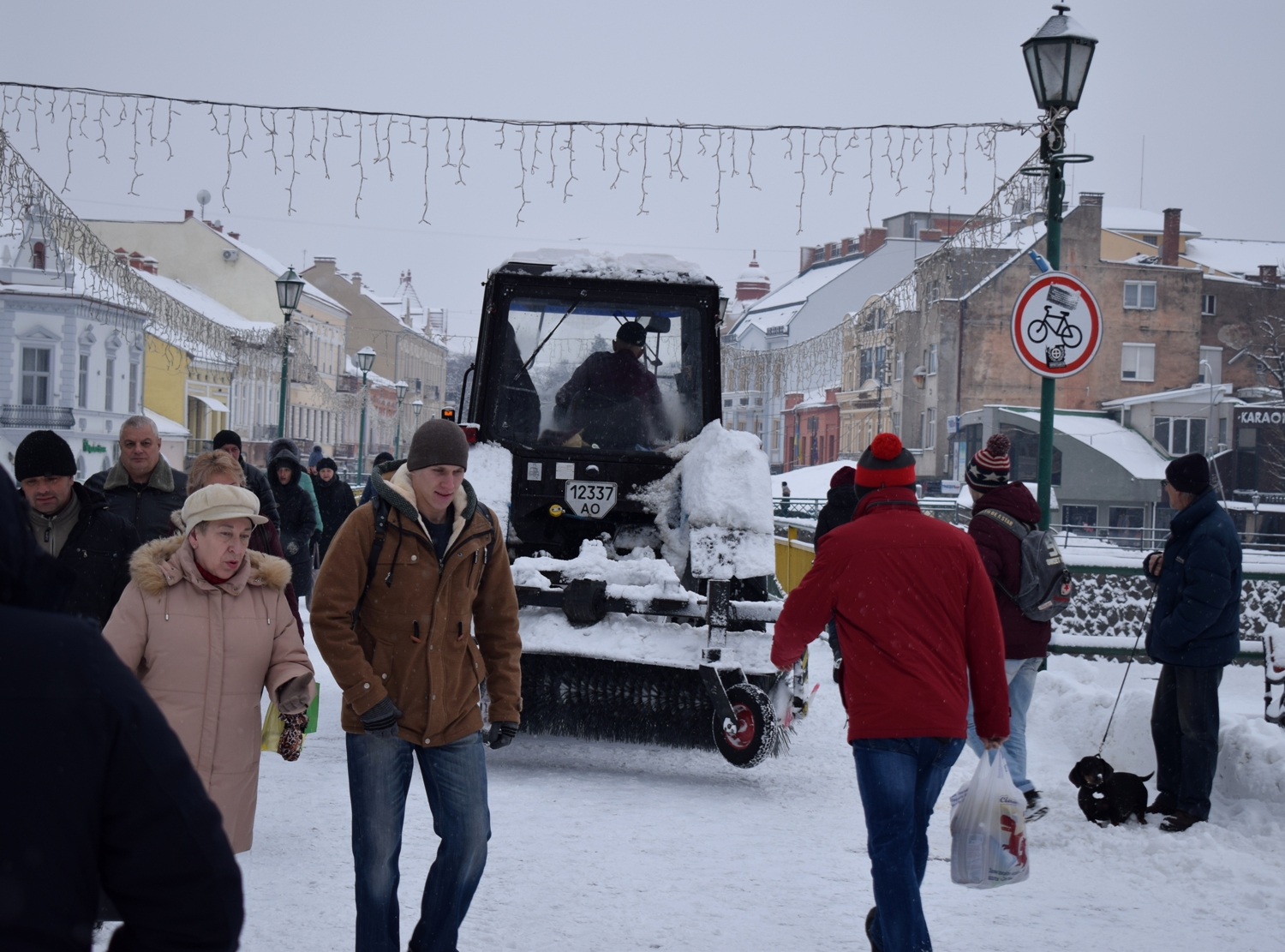 З використанням спецтехніки Ужгород розчищають від снігу: водіїв просять прибирати автомобілі з узбіч