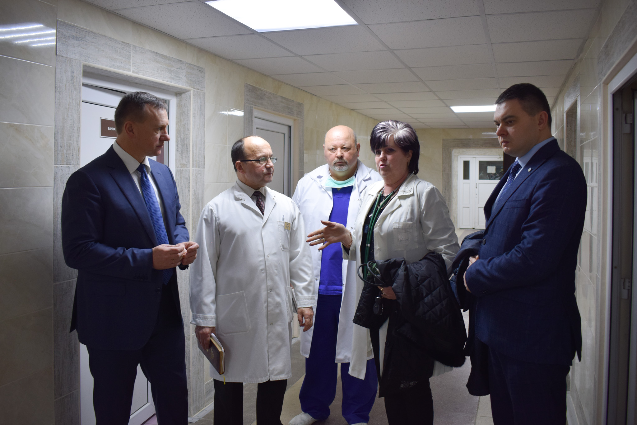 Міський голова Богдан Андріїв оглянув, як проводять капітальний ремонт приймального відділення міської лікарні