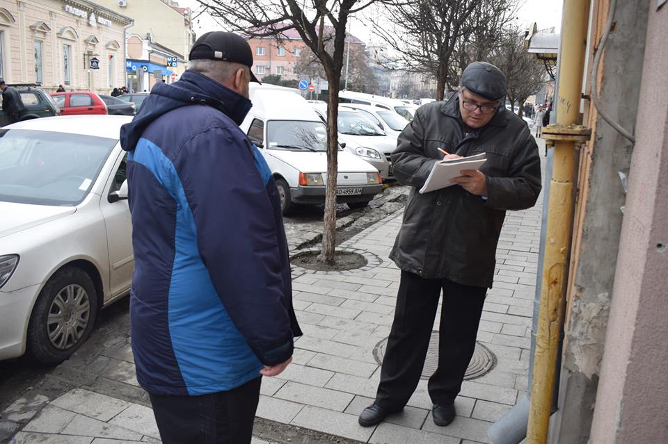 Комісія зобов’язала фірму-підрядника за власний рахунок усунути недоліки на площі Корятовича, де проводили капремонт тротуарів